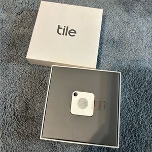 BRAND NEW Tile White Bluetooth Tracker
